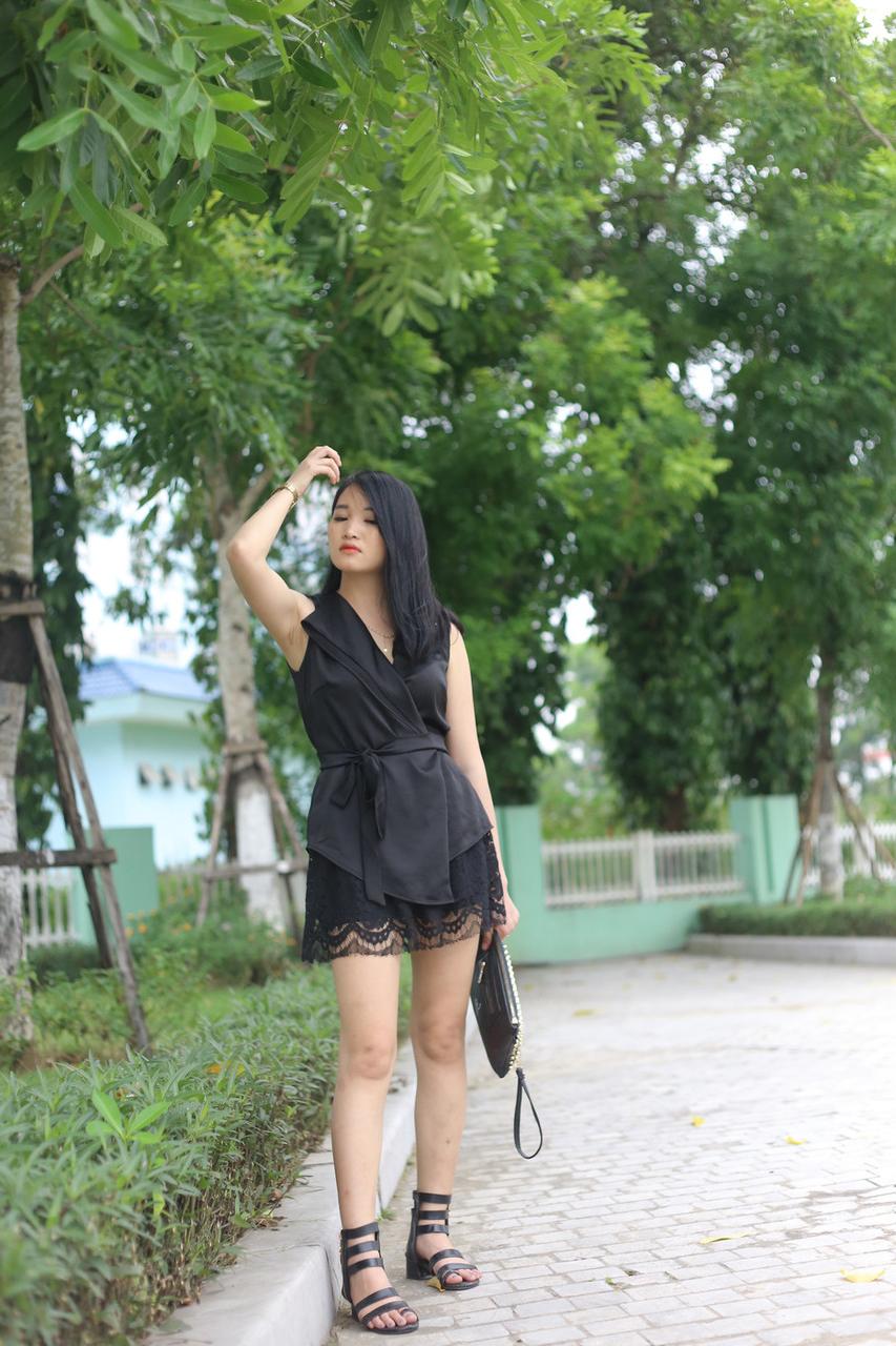 20P Linda garota vietnamita mostra suas pernas quentes em um vestido preto sexy