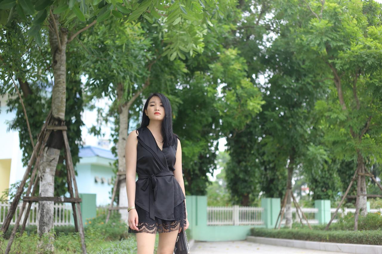 20P Linda garota vietnamita mostra suas pernas quentes em um vestido preto sexy