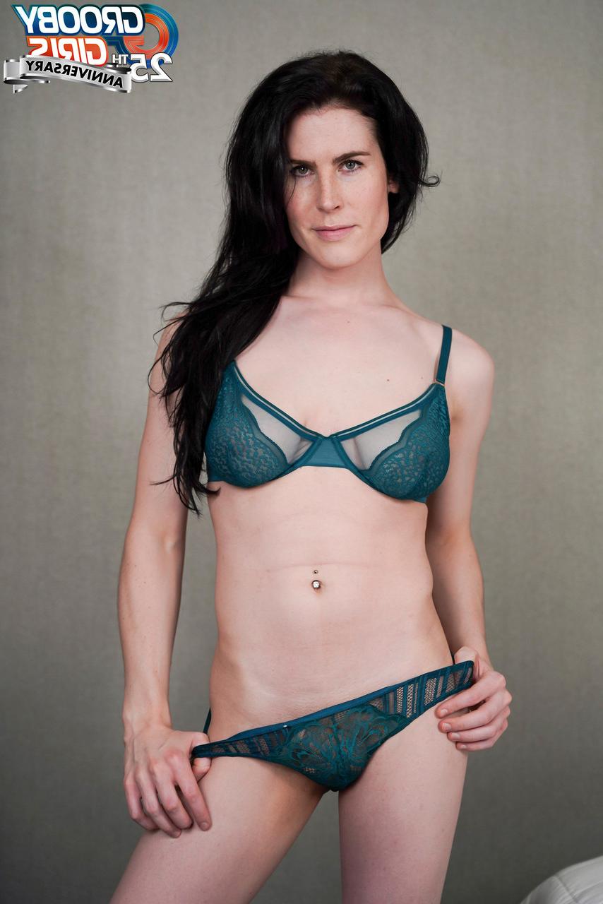 15P Transexual chanel noir exponiendo su gran culo, cuerpo delgado y polla dura