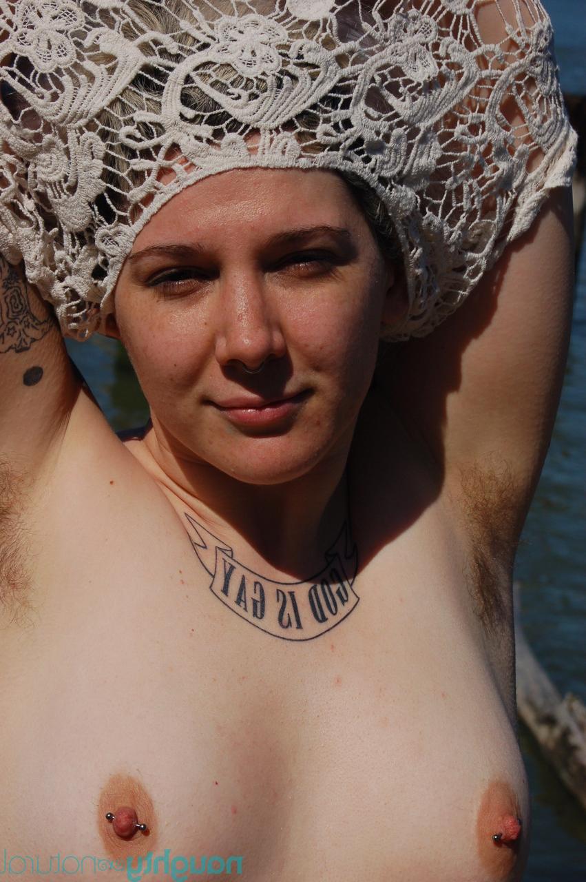20P Lola Pierce, amatrice blonde tatouée, dévoile et caresse sa chatte poilue.