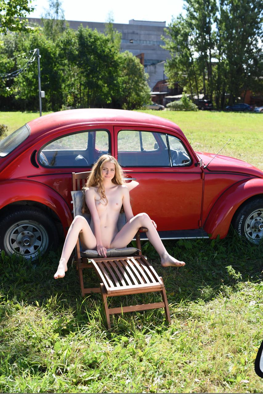 20P La glamorosa joven bielorrusa Lena Flora se desnuda junto a su auto y posa desnuda