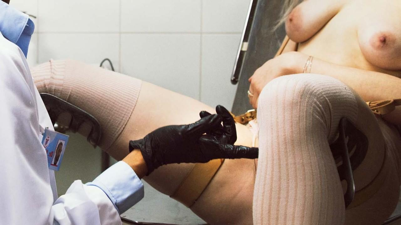 15P A gata amadora Vex Ashley é seduzida e fodida por um médico negro