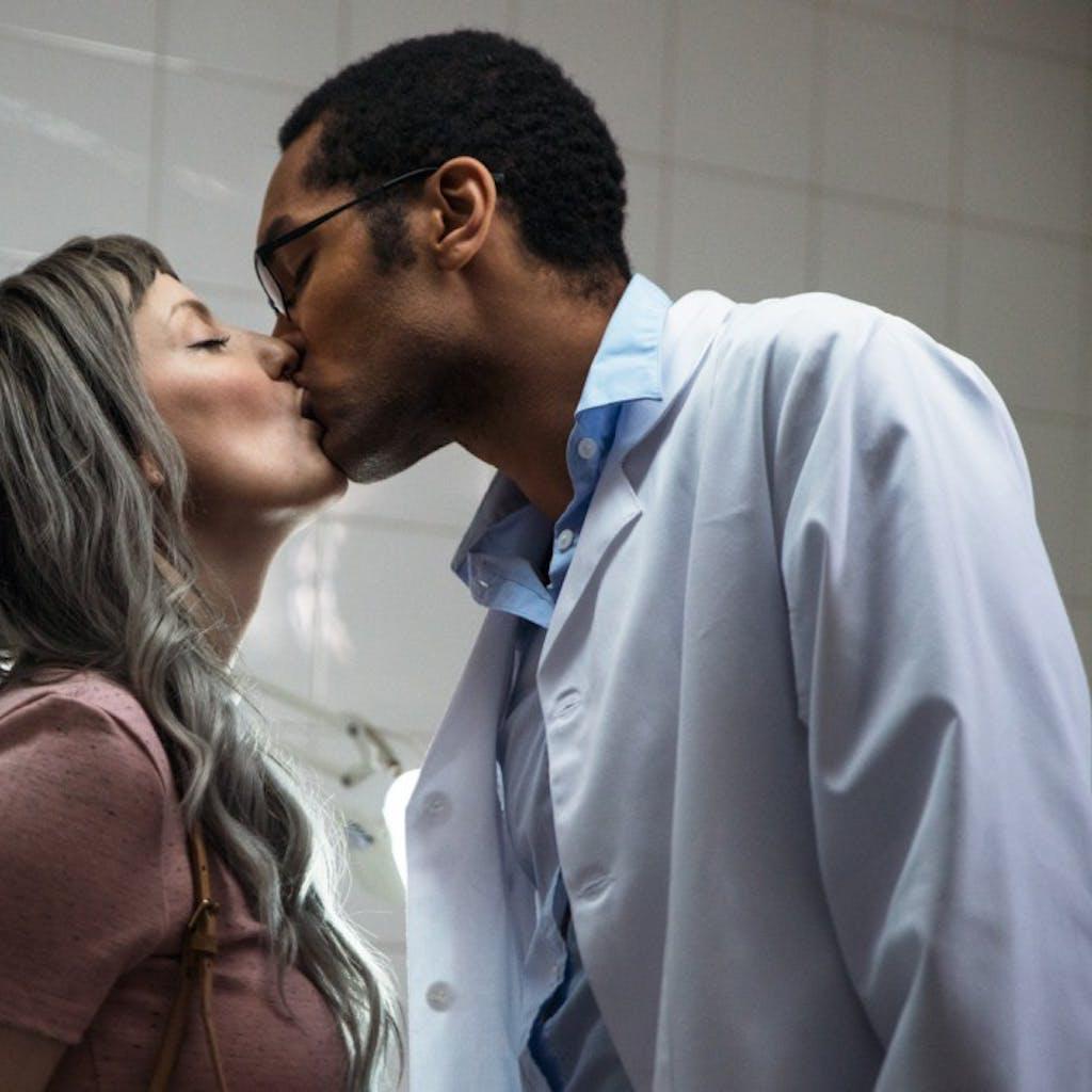 15P A gata amadora Vex Ashley é seduzida e fodida por um médico negro