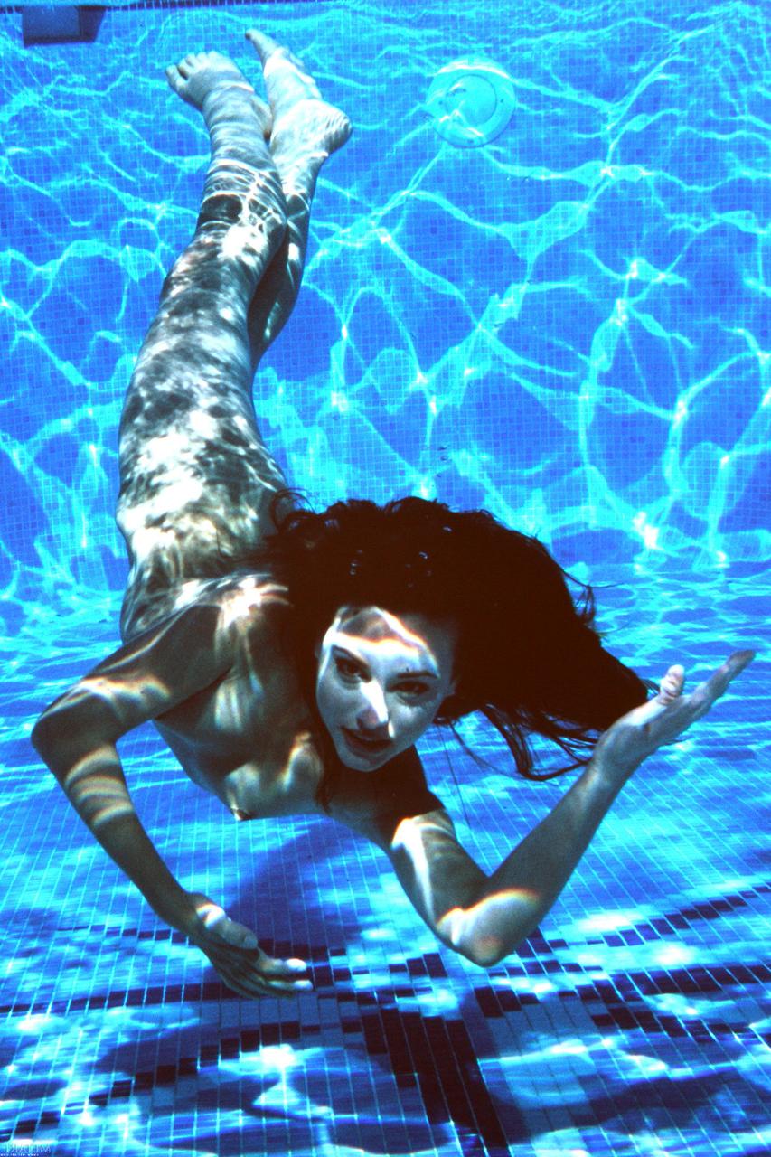 20P A glamourosa Lorena B perde o biquíni e posa nua na piscina