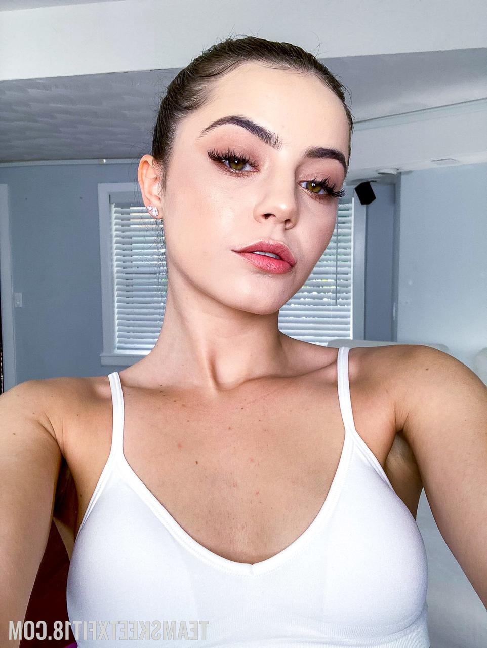 20P A adolescente em forma Kylie Quinn tira a roupa de ginástica e posa nua em um solo