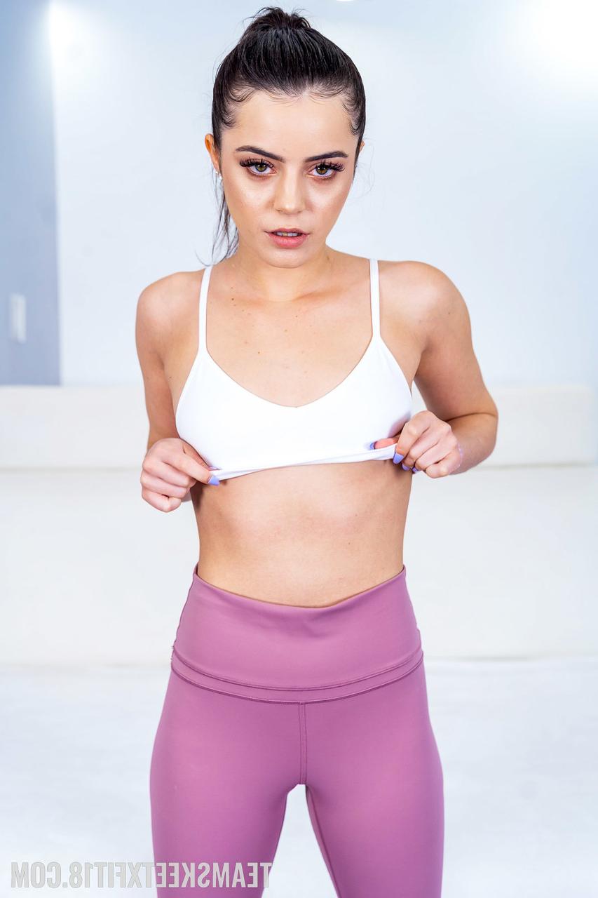 20P A adolescente em forma Kylie Quinn tira a roupa de ginástica e posa nua em um solo