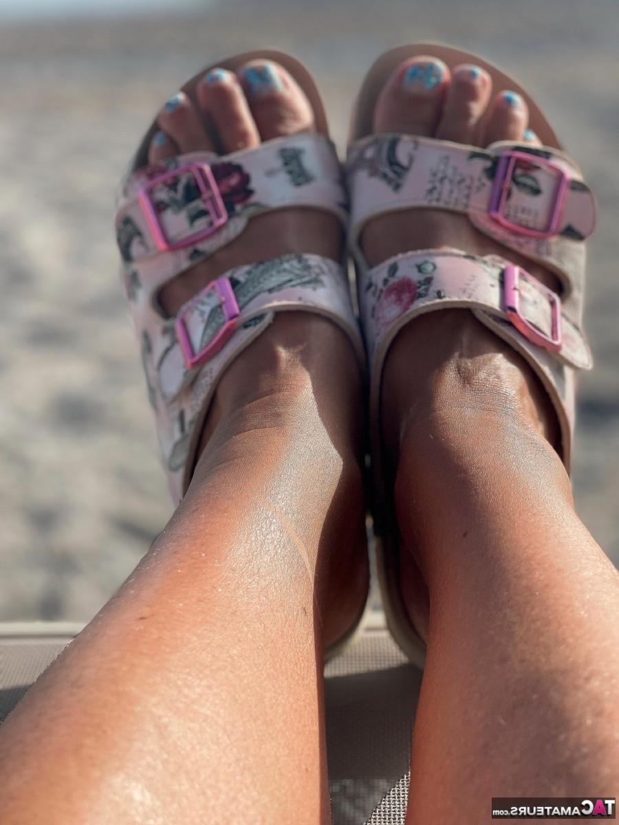16P Mulher loira Sweet Susi mostra seus peitos e buceta enquanto está na praia
