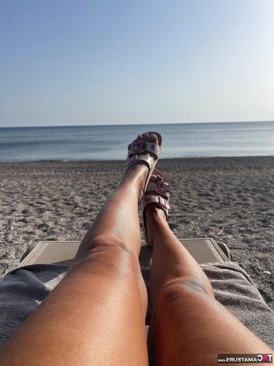 16P Mulher loira Sweet Susi mostra seus peitos e buceta enquanto está na praia