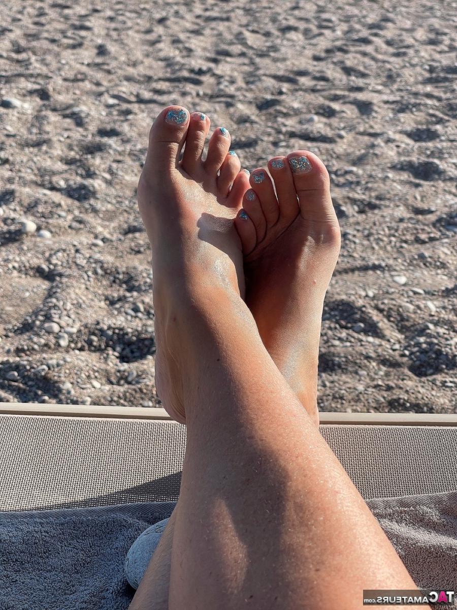 16P Mulher loira Sweet Susi mostra seus peitos e buceta enquanto está na praia