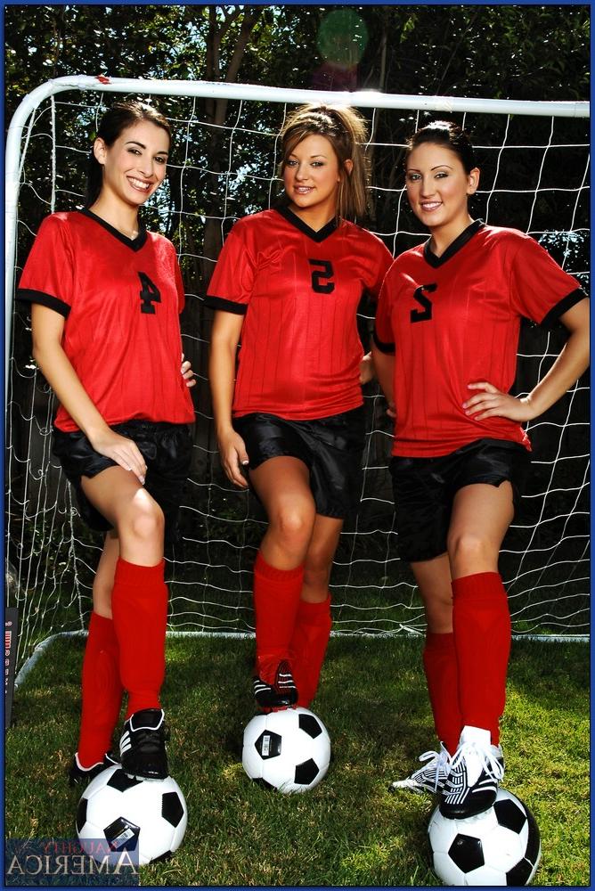 20P Des footballeuses coquines montrent leurs courbes incroyables et partagent une bite en plein air
