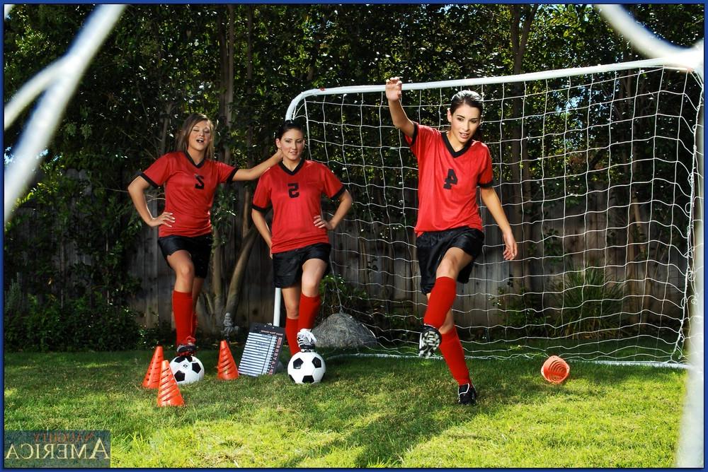 20P Des footballeuses coquines montrent leurs courbes incroyables et partagent une bite en plein air