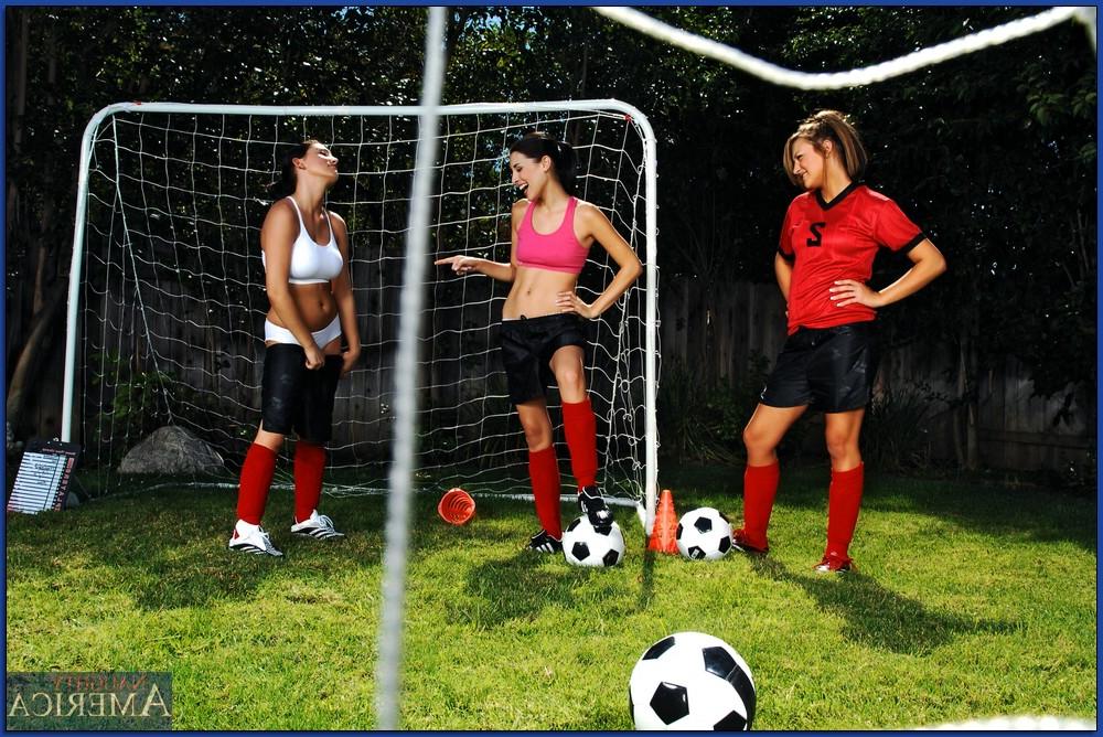 20P Des footballeuses coquines montrent leurs courbes incroyables et partagent une bite en plein air