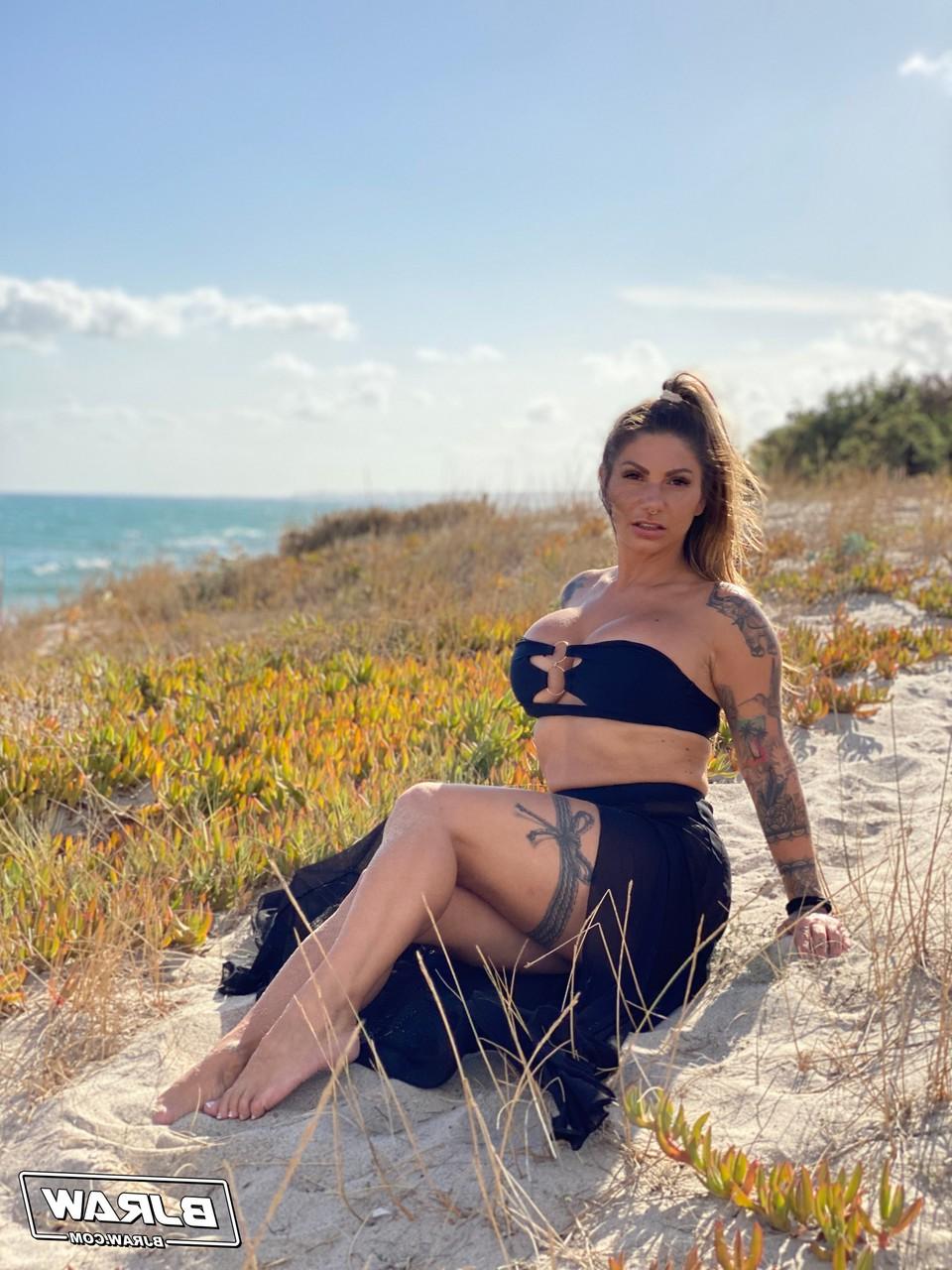 20P La salope italienne encrée Lily Veroni branle une bite avec ses gros seins et la suce