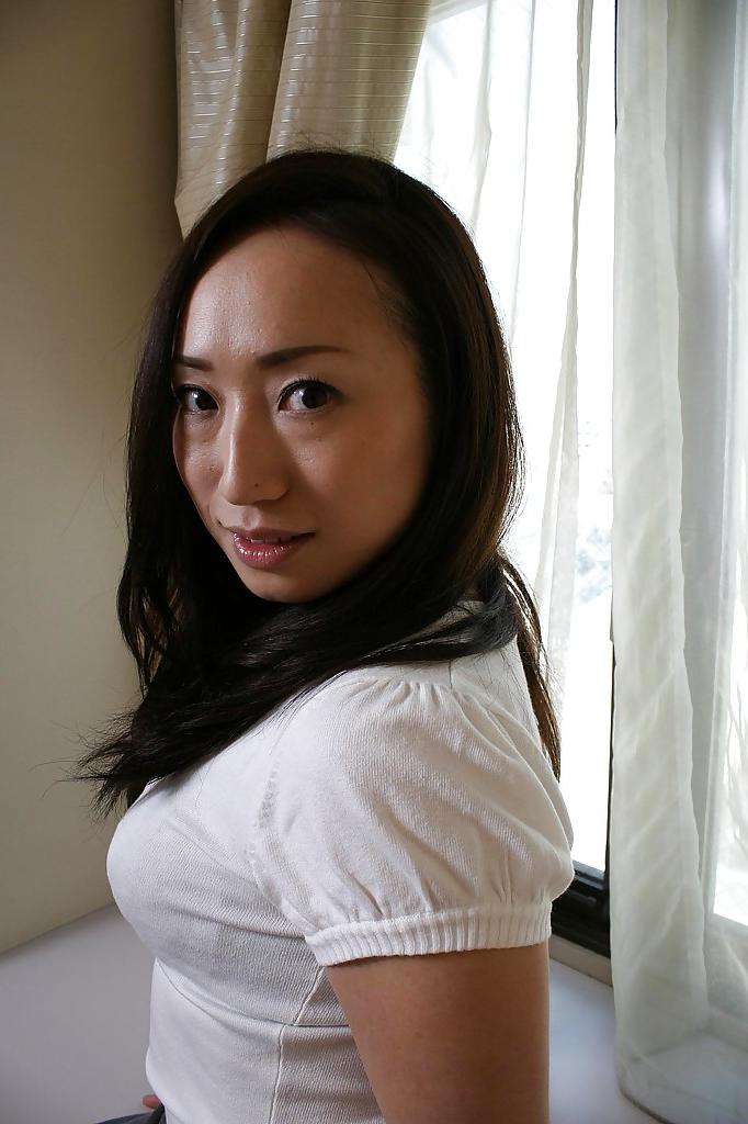 16P Eriko, une magnifique brune asiatique, MILF, montre sa chatte poilue.