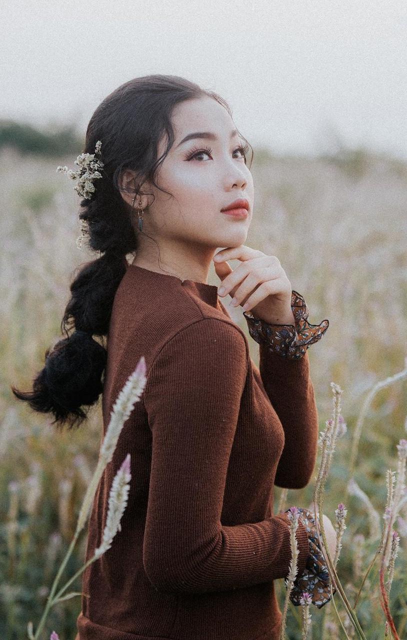 20P Innocent Asian model posing in her top, skirt and shoes outdoors