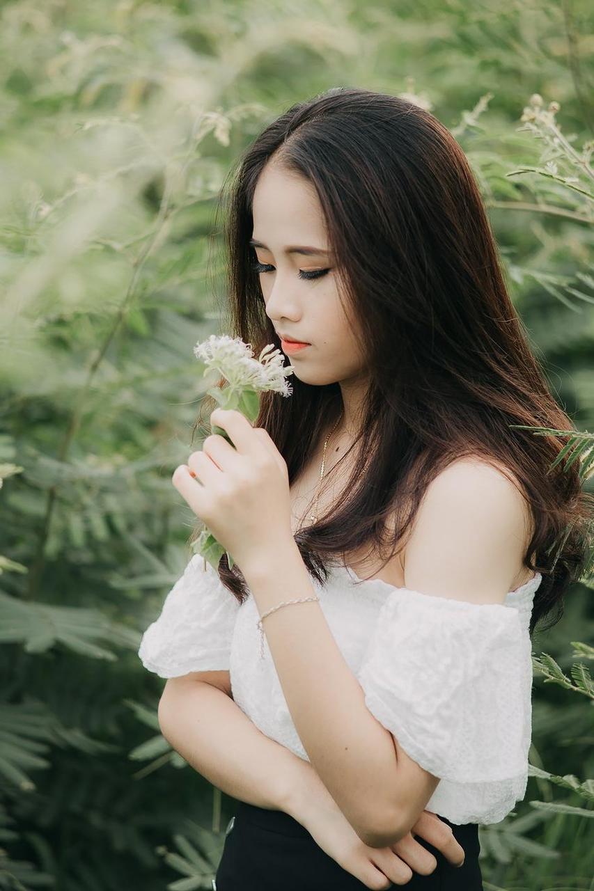 20P Innocent Asian model posing in her top, skirt and shoes outdoors