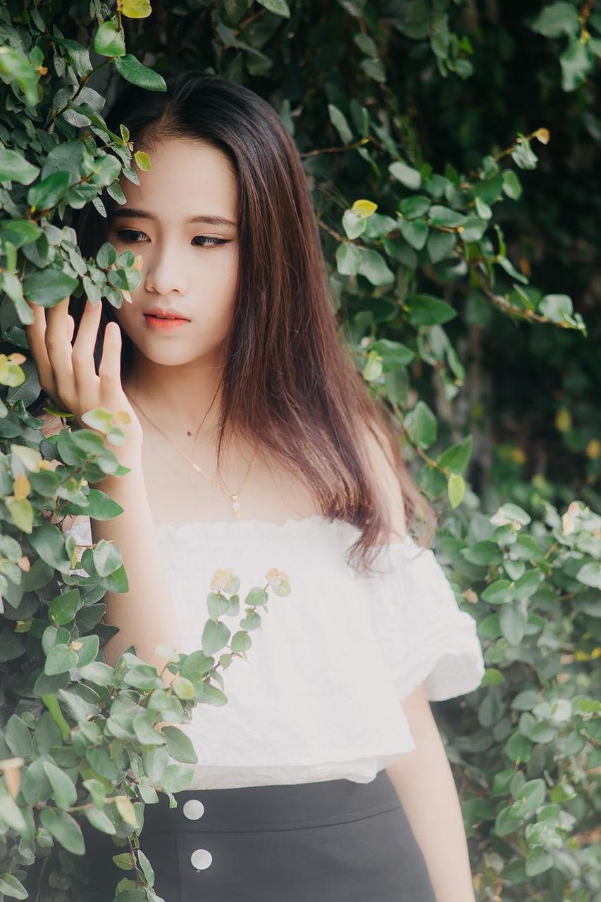 20P Innocent Asian model posing in her top, skirt and shoes outdoors