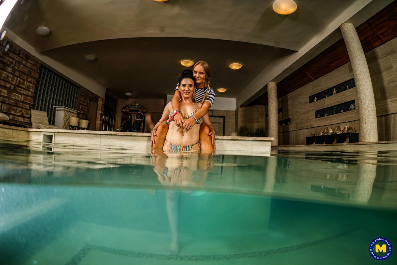 16P Des lesbiennes âgées et jeunes font l'amour dans une piscine couverte