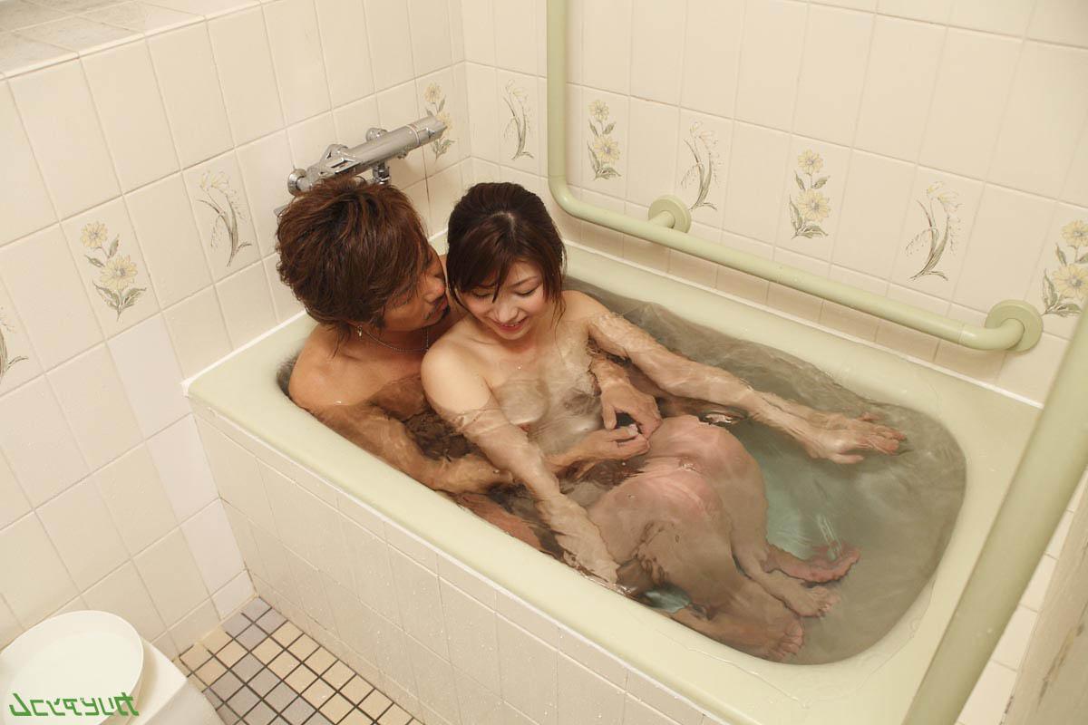 20P Sexy asiatische Babes und ihre Freunde küssen sich leidenschaftlich in einer heißen Badezimmer-Zusammenstellung