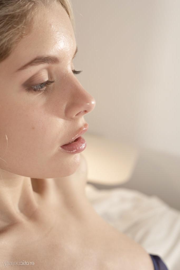 16P A linda adolescente loira Mila Amour tira lingerie transparente para ficar nua