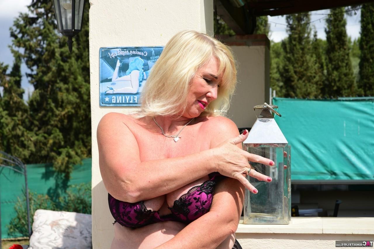 16P Die reife Blondine Melody zeigt ihren übergewichtigen Körper in BH und Höschen