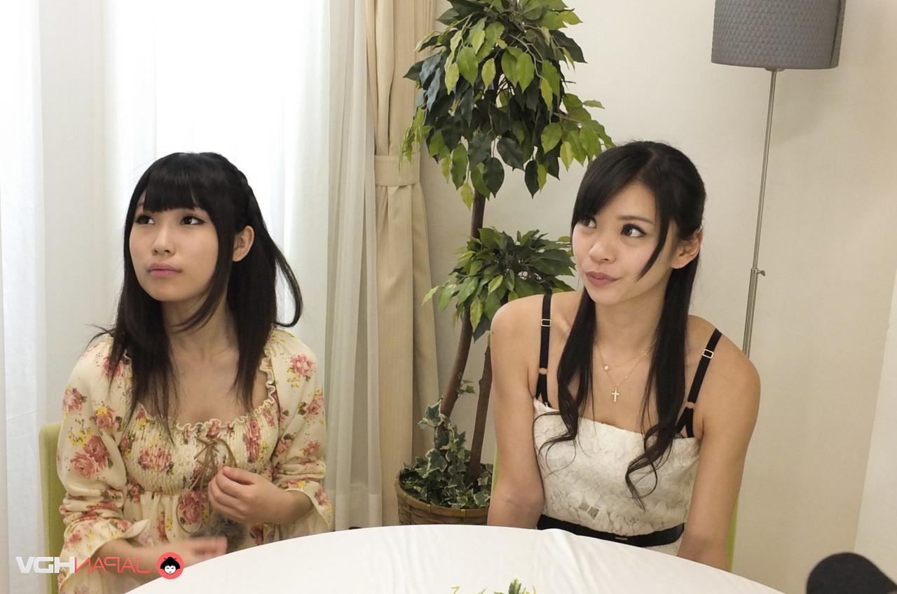 15P Die japanischen Mädchen Runa Kobayashi und Akubi Yumemi werden beim Abendessen gefingert