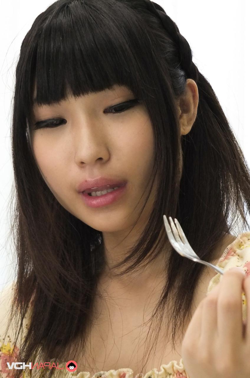 15P Die japanischen Mädchen Runa Kobayashi und Akubi Yumemi werden beim Abendessen gefingert