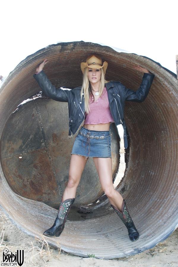 20P Das blonde Cowgirl Jessica Drake entblößt ihre runden Titten und ihre kahle Fotze im Freien