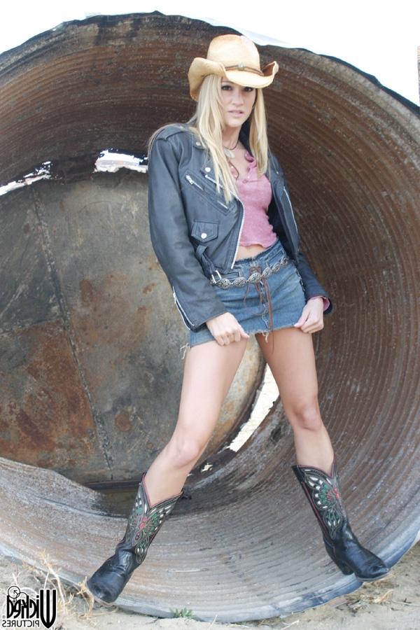 20P Das blonde Cowgirl Jessica Drake entblößt ihre runden Titten und ihre kahle Fotze im Freien