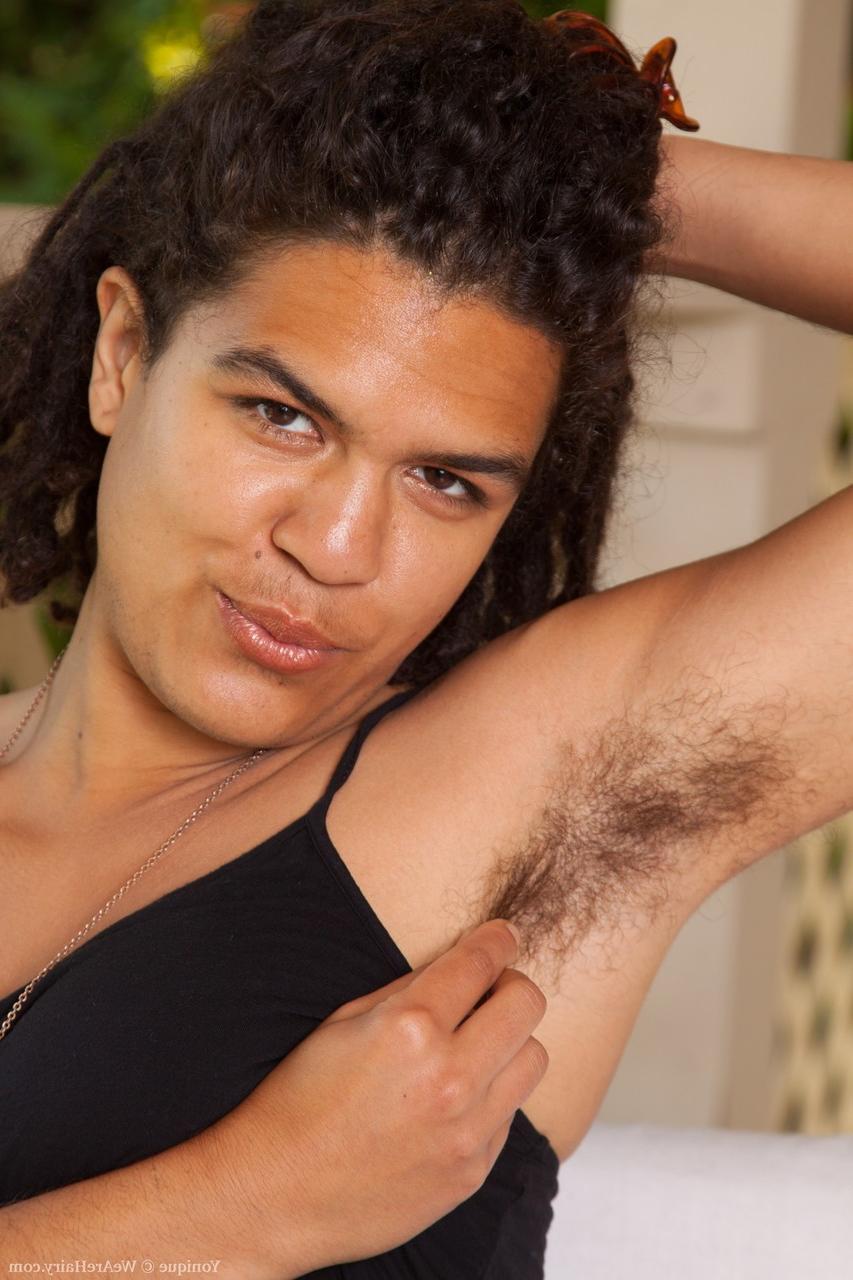 18P Yonique, au look masculin, se détend avec des aisselles poilues et une chatte floue exposées.