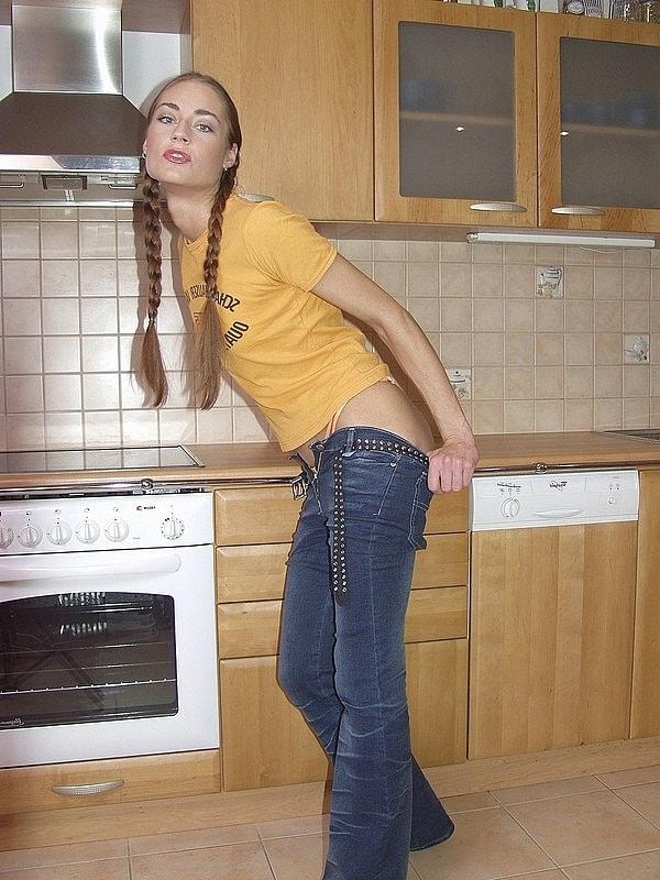20P Linda gata mostra seu grande saque e sua boceta raspada na cozinha