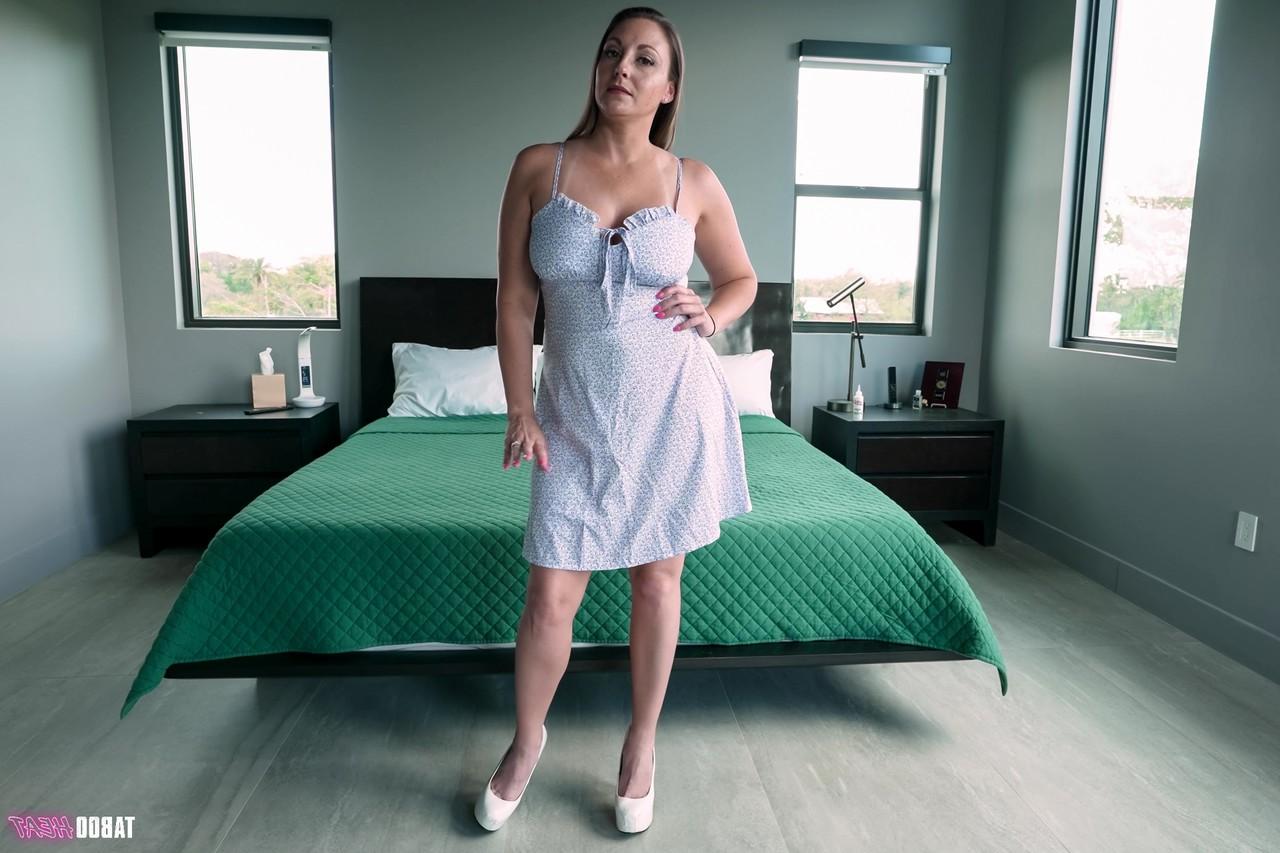 15P A britânica Melanie Hicks faz sexo POV hardcore com seu amigo