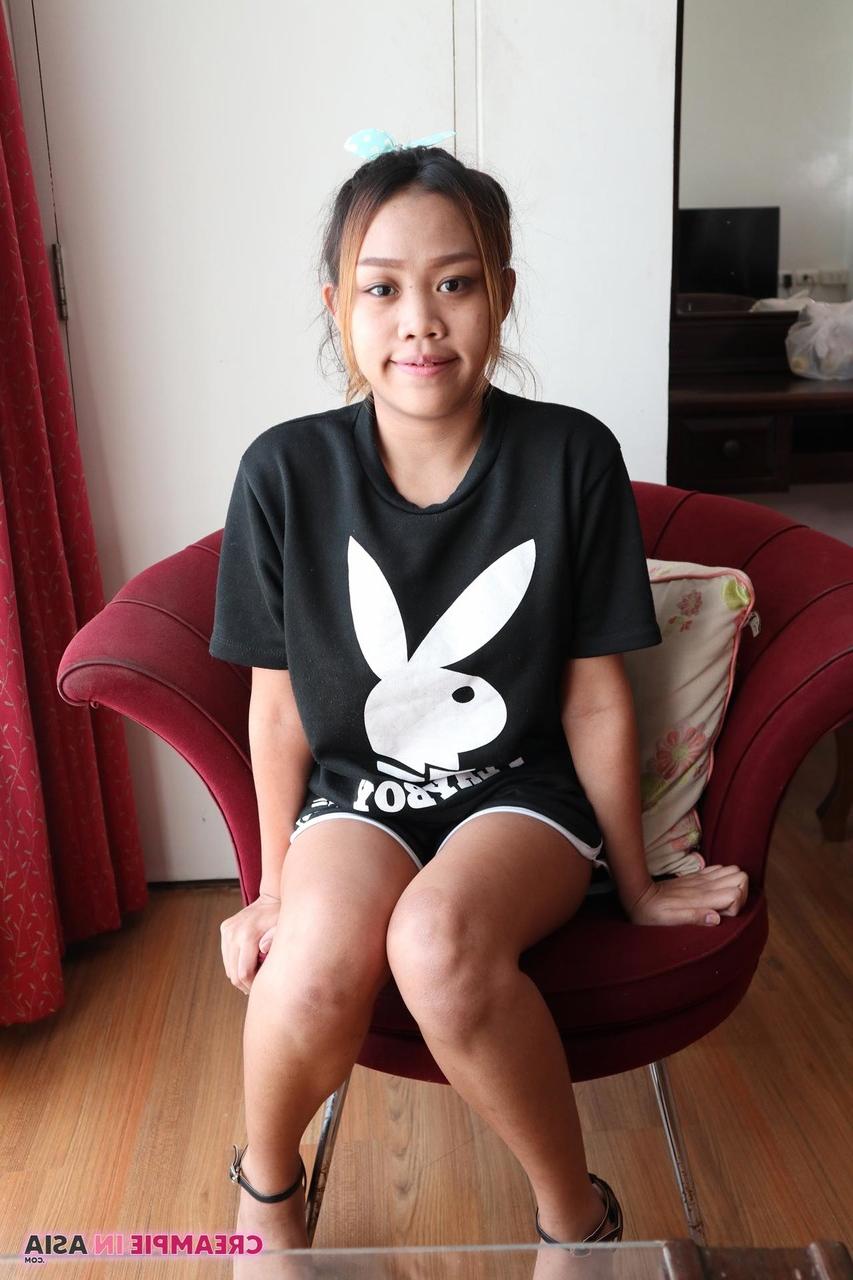 20P Das schöne asiatische Mädchen Em zeigt ihre kleinen Brüste und ihre haarige Muschi