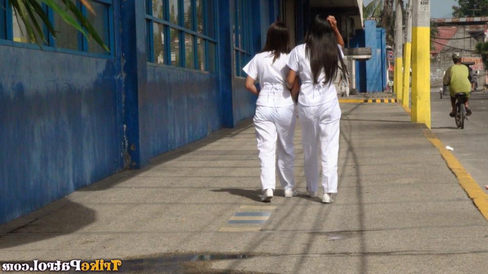 15P As enfermeiras asiáticas Joanna e Joy abaixam as calças para um trio de buceta peluda