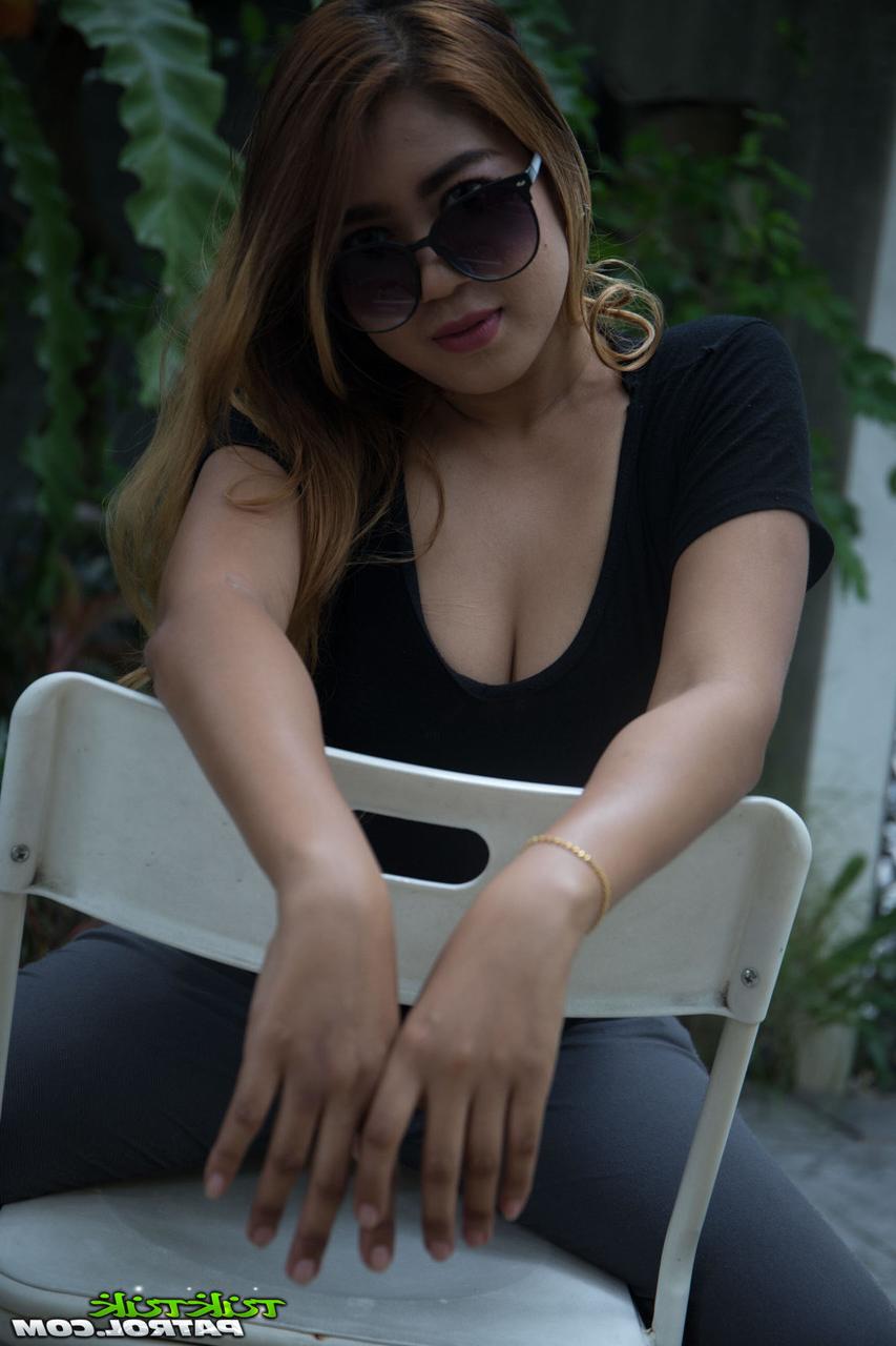20P A linda gata asiática Lilly Rose dá um pau grande em um passeio profundo de cowgirl reverso