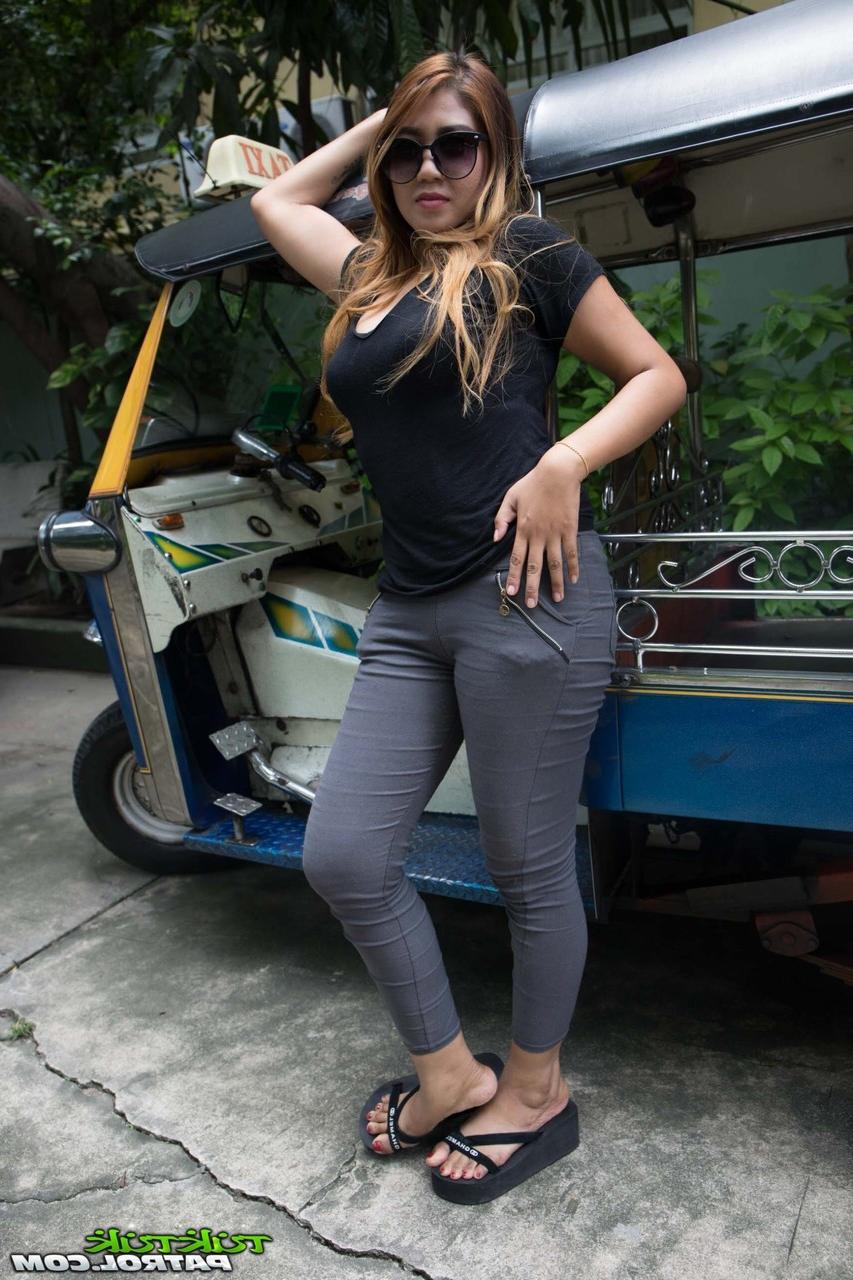 20P A linda gata asiática Lilly Rose dá um pau grande em um passeio profundo de cowgirl reverso