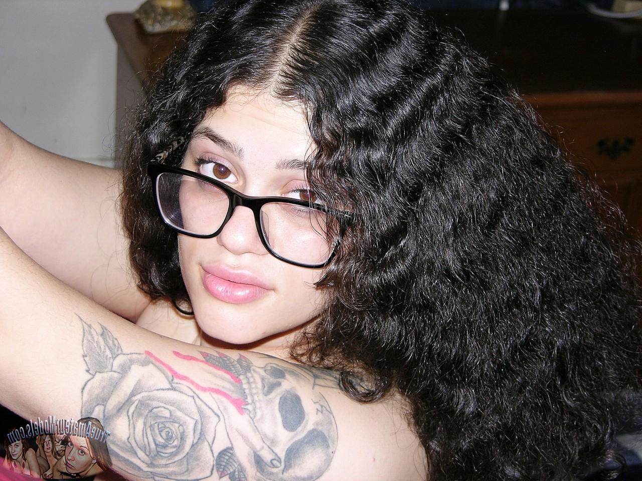 16P A morena tatuada Remy usa óculos durante as relações sexuais