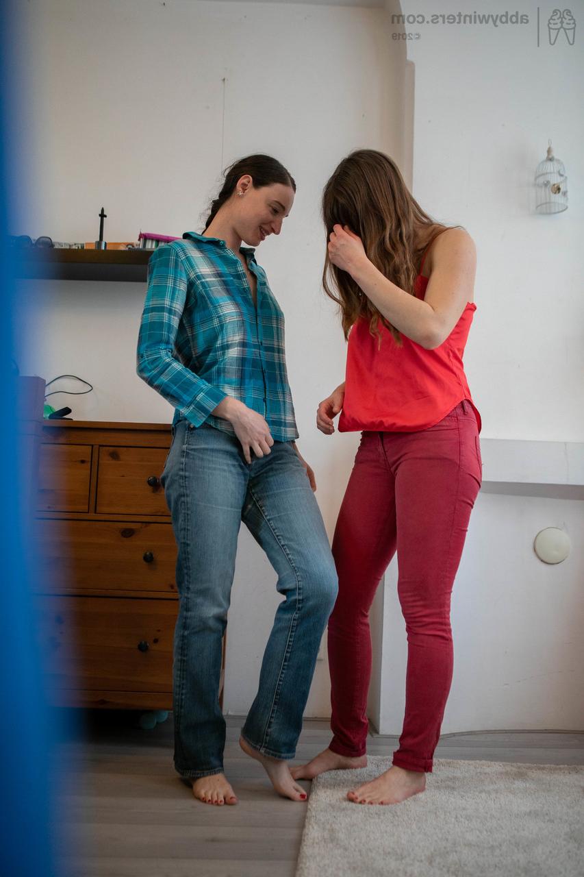 20P Die australischen College-Babes Judith und Zina B werden beim Umziehen erwischt