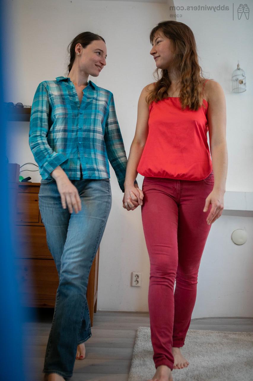 20P Die australischen College-Babes Judith und Zina B werden beim Umziehen erwischt