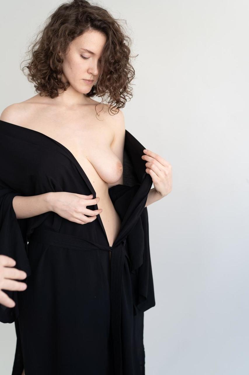 20P ゴージャスな巻き毛の小柄な美女がトップレスで美しいおっぱいを披露
