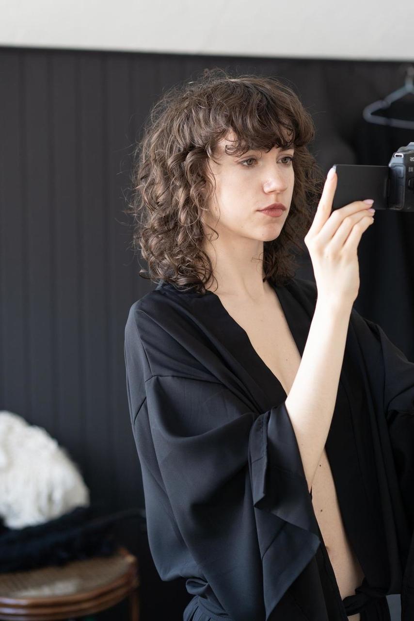 20P ゴージャスな巻き毛の小柄な美女がトップレスで美しいおっぱいを披露
