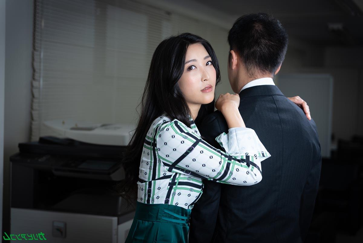 20P Das asiatische Babe Emiri Momota beendet wilden Hardcore-Sex mit einem Cumshot auf ihren Bauch