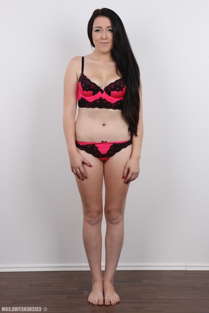20P Garota tcheca de 19 anos começa a modelar nua para pagar as contas