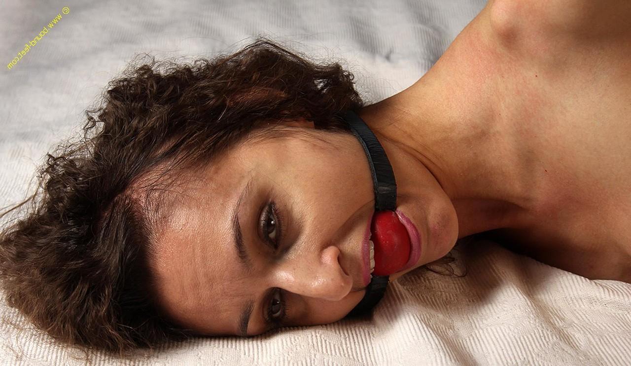 16P Garota de topless é deixada de bruços na cama enquanto uma bola é amordaçada e amarrada