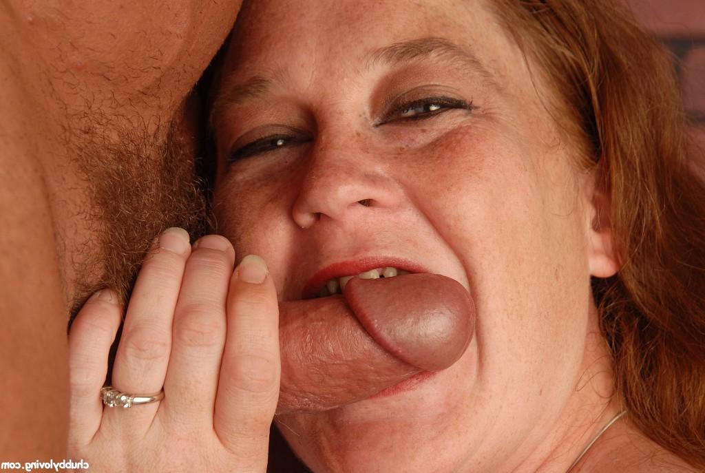 16P Une superbe nana avec de gros nichons fait une pipe profonde devant la cam
