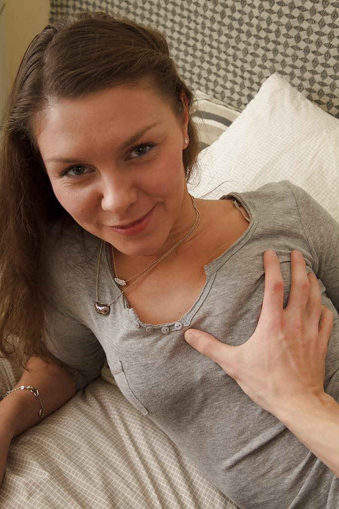 16P Adolescente pequena tirando jeans antes do encontro de sexo hardcore com um grande galo