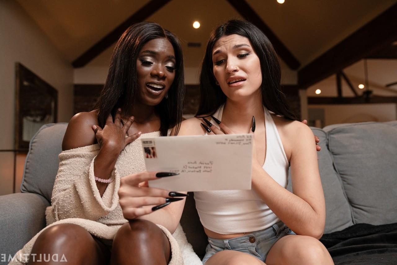 20P A pornstar negra Ana Foxxx é fodida pela travesti branca Zariah Aura no sofá