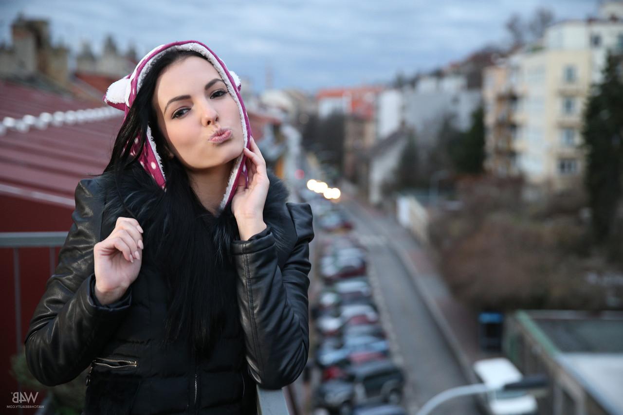 20P La superbe brune Sapphira enlève son pyjama et montre sa chatte charnue.