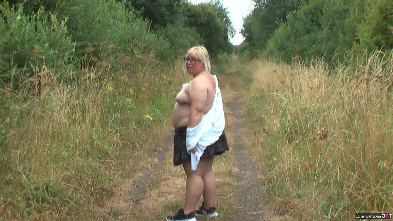 16P La obesa rubia Lexie Cummings revela su coño perforado en el campo