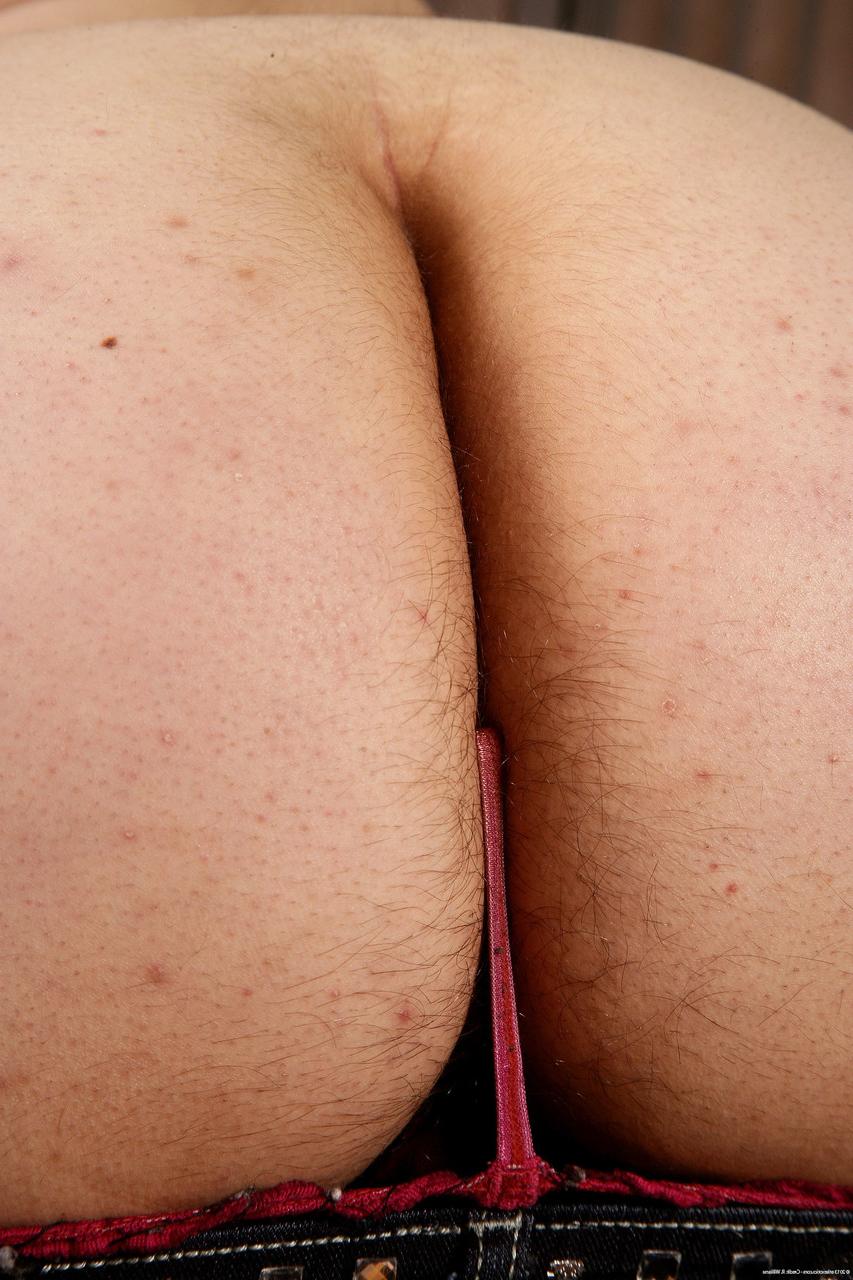 20P La morena Ashley Brewington muestra sus jugosas tetas y su peludo coño